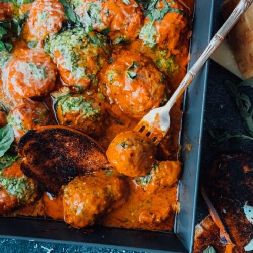 Vodka sauce with meatballs tray